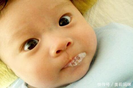 婴幼儿嘴里总是吐白色泡沫,与肺炎有关?莫着急