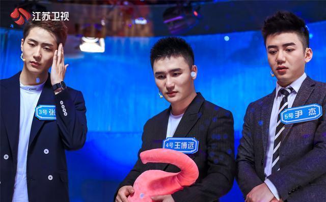 电竞女主播被前任家嫌弃不务正业《新相亲时