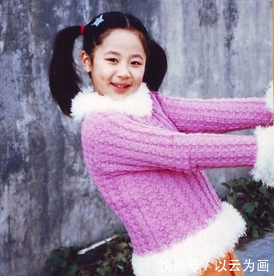 女明星晒旧照,杨幂迪丽热巴天生丽质,关晓彤杨