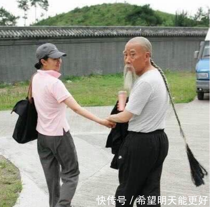 李雪健,与妻子恩爱35年零绯闻,二人同框满屏狗