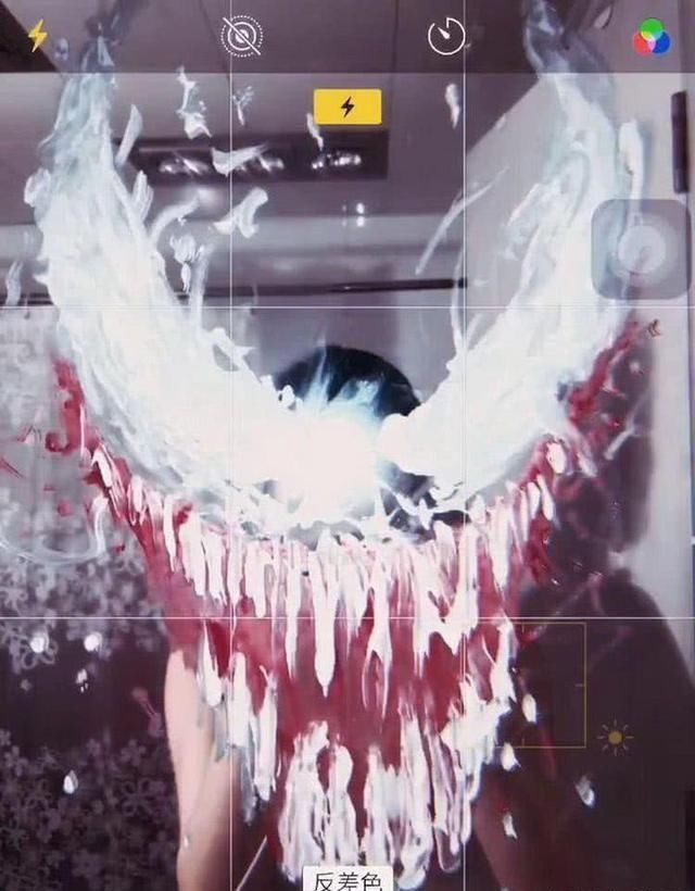 美术生用牙膏在镜子上画毒液,手机拍出酷炫大