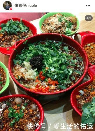 接地气张嘉倪凌晨12点街头撸串,7碗辣菜抢镜,