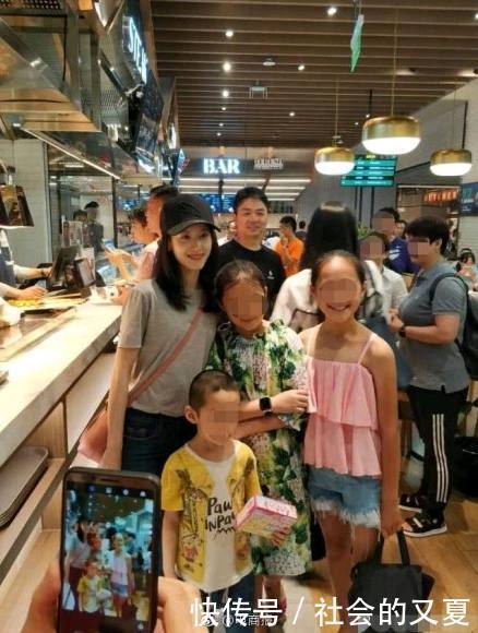 章泽天对刘强东儿子的称呼,暴露了她在刘家的