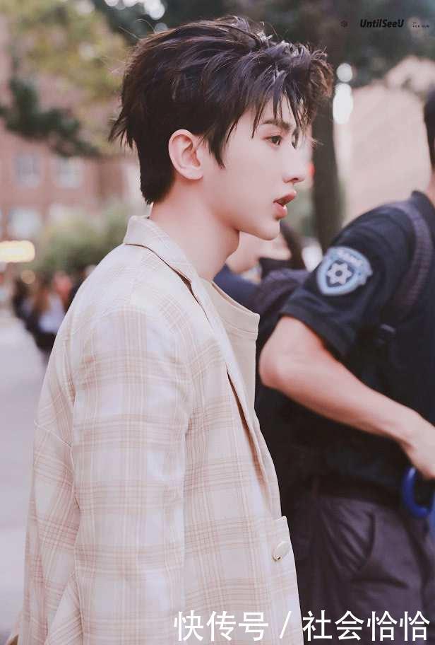 20岁蔡徐坤近照,下巴假体明显突出,看到最后不