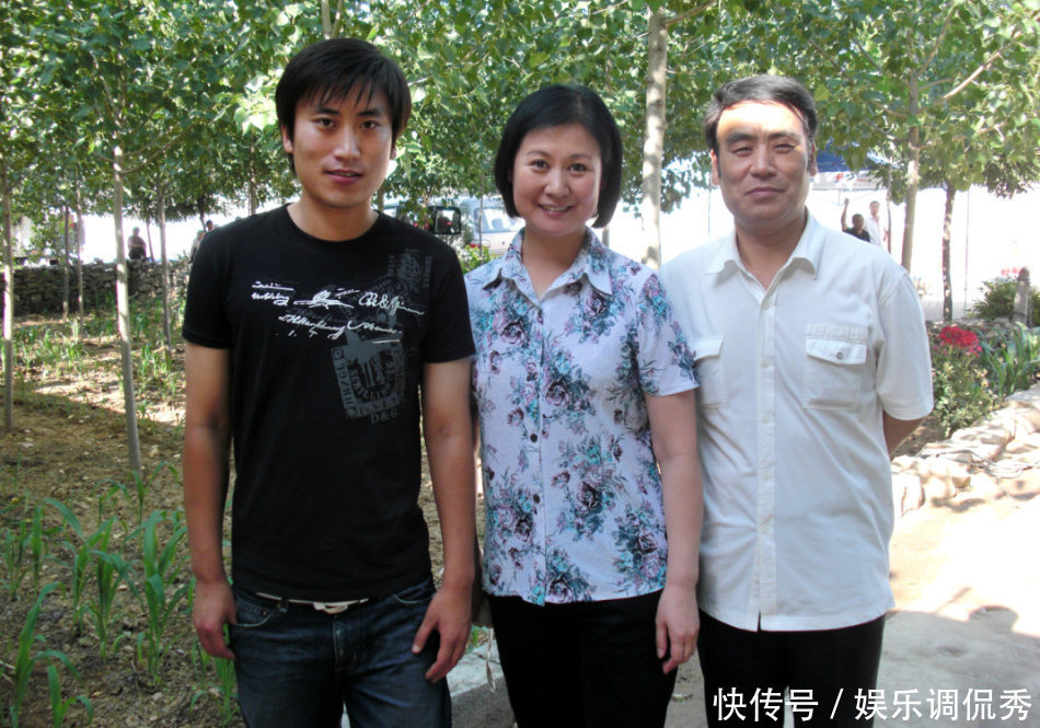 34岁吴云飞近照,被赵本山捧了整整8年,父亲背