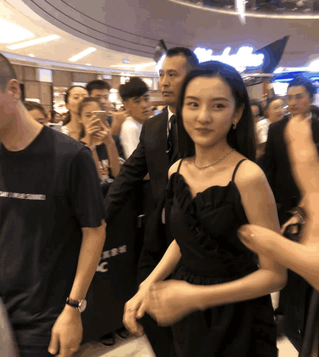 刚满20岁的宋祖儿出落的愈发标致，无P图的她在人群中十足的吸睛