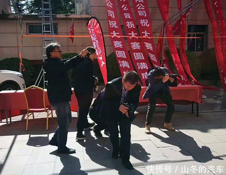 多名高级记者现场采访, 重量级大报争相报道, 什