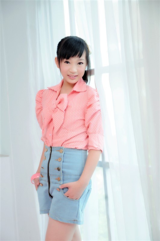 12岁小萝莉照片谁有?网上的也可以正常点的…… 谢谢