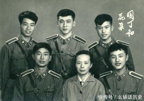 商界大佬当兵时的老照片,第一张是任正非,最后