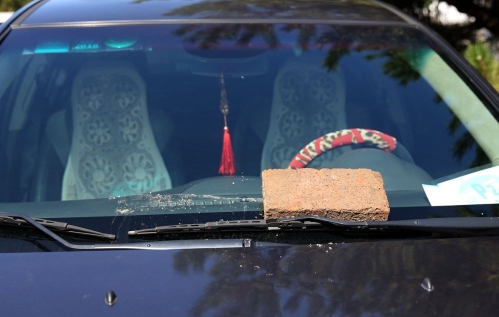 私家车占道停车被砖拍 挡风玻璃上还有唾液(图)