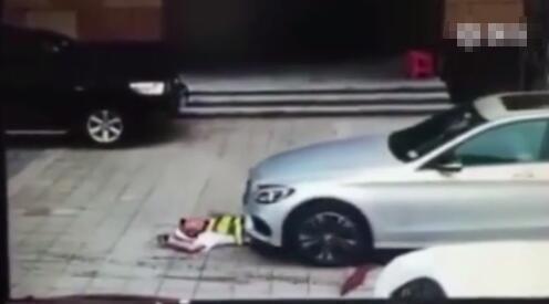 深圳:保安躺地阻止豪车进停车场 奔驰碾过保安身体