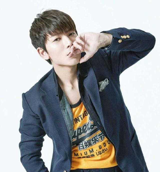 陈翔参加初中同学聚会后晒合照,网友感觉不在