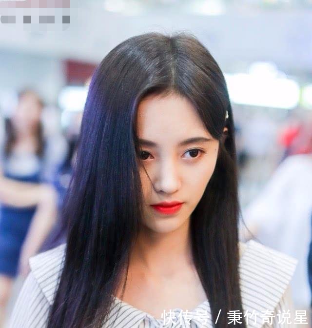 鞠婧为显腿长穿高腰,连扣5颗扣子不累她的石膏的表情包头像a扣子图片
