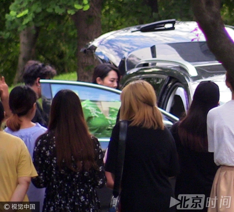 白百何一身绿拍戏 身材臃肿获路人围观