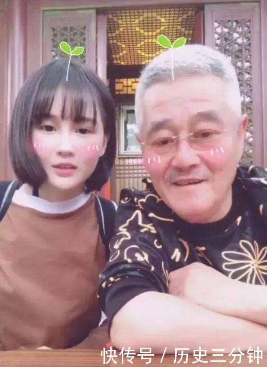 赵本山配合女儿球球录最火小视频: 动作慢半