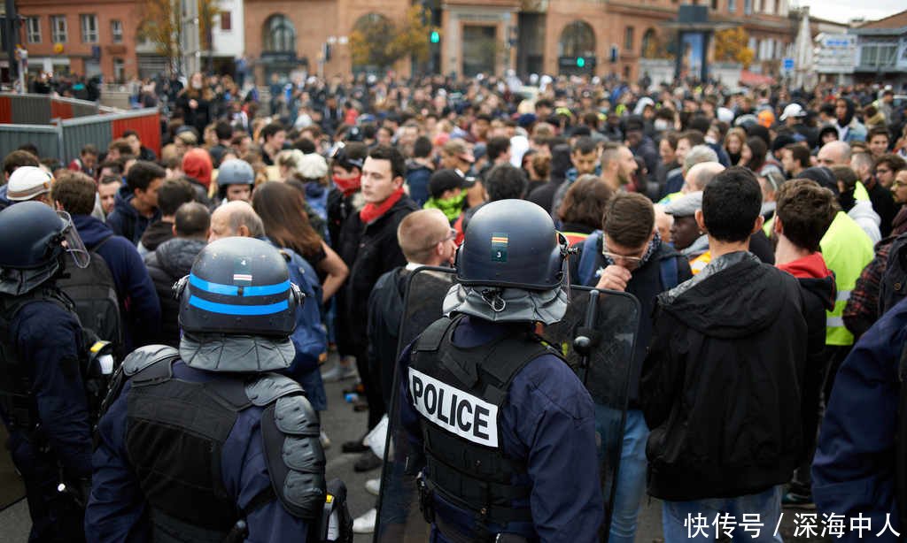 法国图卢兹:高中生们声援黄背心运动 抗议教育