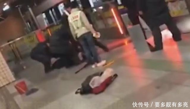 上海地铁3号线一乘客擅自违规翻越电动安全门