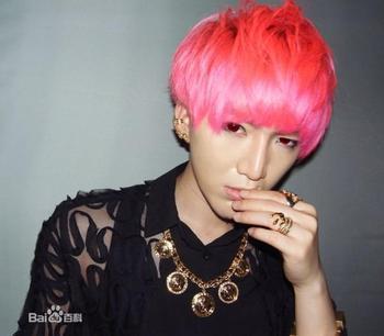 韩国明星男生红头发叫什么名字