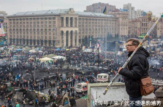 不思悔改！这国被美国坑惨却假装不知，调集重兵，准备硬撼俄罗斯