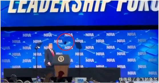 现场直击!特朗普正准备演讲 台下突然飞来一部