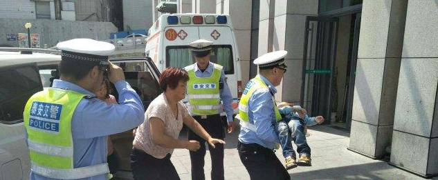 4岁娃从两米多高楼梯不慎摔落 泰安交警开道紧