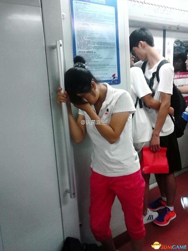 周四新一期福利内涵囧图 美女打架把衣服打没了