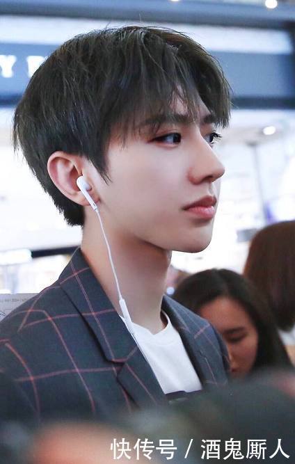 蔡徐坤打篮球,网友评论瞬间炸了,网友你又买热