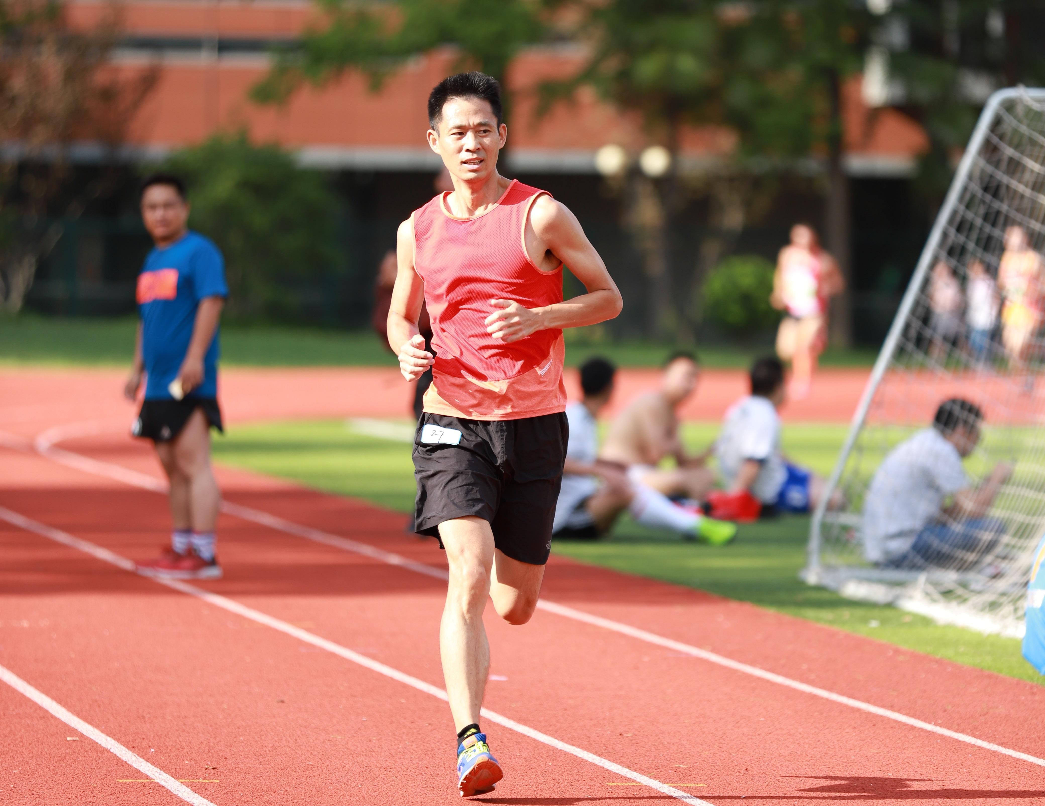 俱乐部3000米操场测试,成绩10分15秒