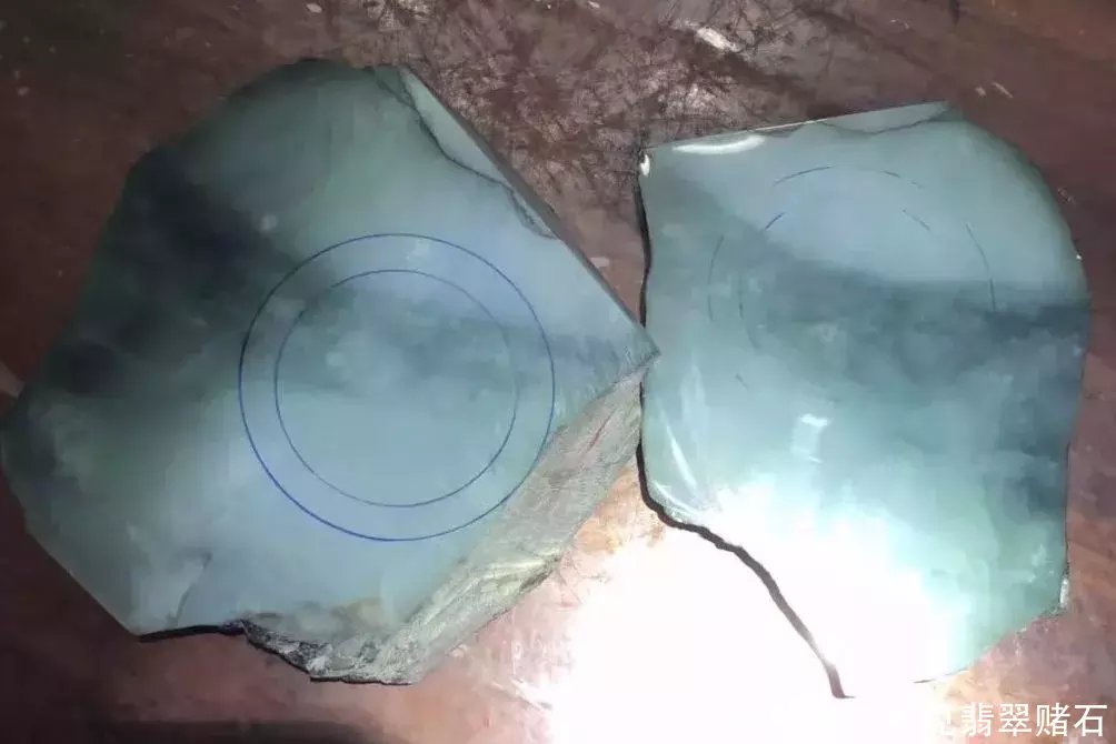 为求手镯买下的翡翠原石,一刀种色俱佳的冰飘花,终得偿所愿! bbin宝盈集团官方网站