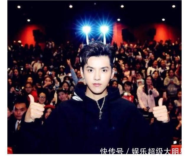 明星的错位照:赵薇坐王俊凯大腿,严屺宽大肚子