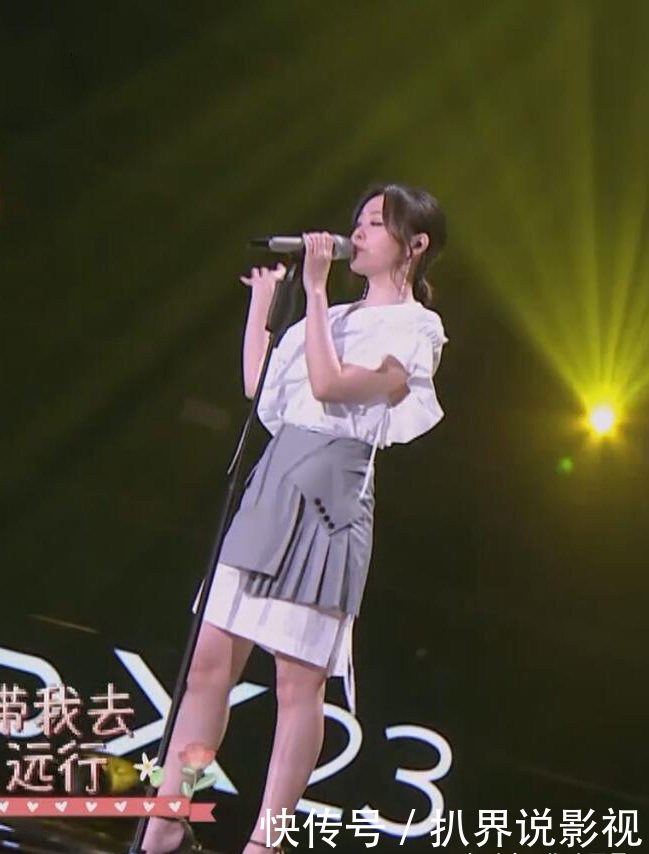 被张靓颖的小清新给美到了,穿两件裙子层次感