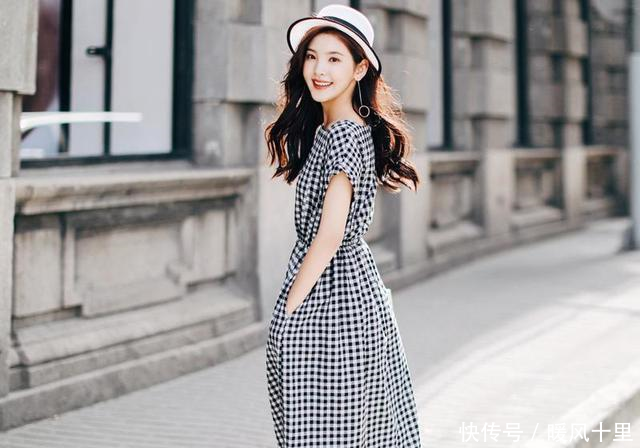 2018年流行的复古格子裙搭配,30岁女人这样穿