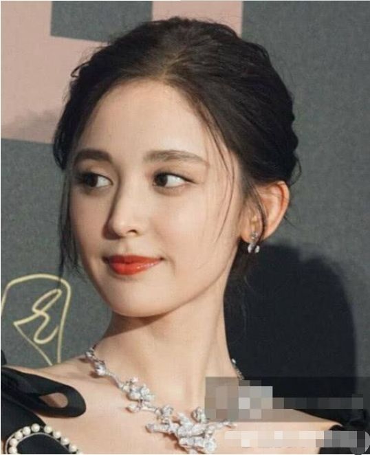 迪丽热巴的脸还能撑几年？她的水平在新疆根本不能算美女！