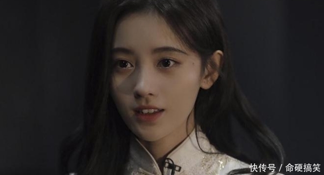 鞠婧祎机场被一男粉求婚,她转身说出6字太甜了