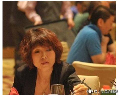 现在,他已经再婚,妻子也是歌手,名叫朱梅.