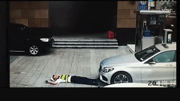 深圳:保安躺地阻止豪车进停车场 奔驰碾过保安身体