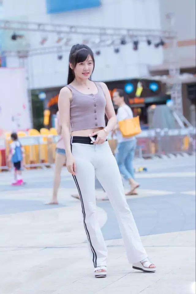 丝街拍:性感辣妈,性感女人裤网站,搭配简约老白色塑形紧身图片