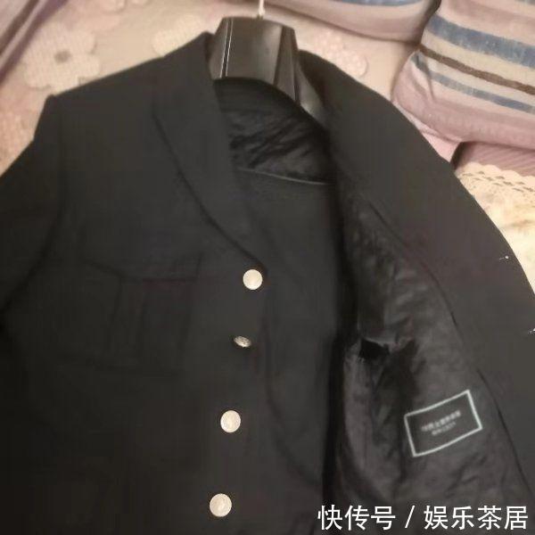 老正连领到文职人员服装,等级标志是副科,最高