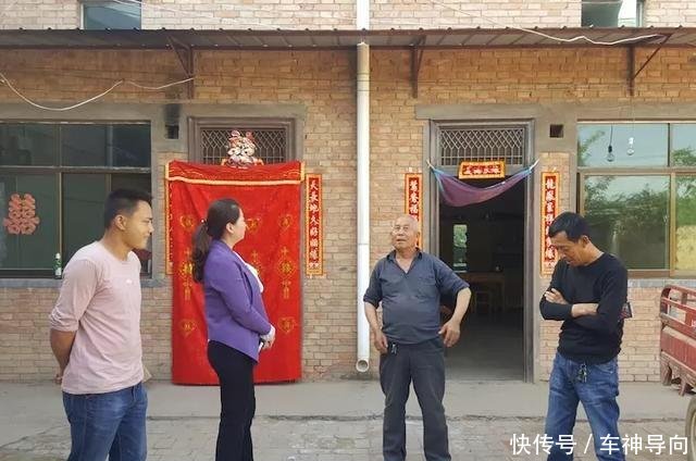 陕西延安富县科技局副局长为村民送来电脑打印