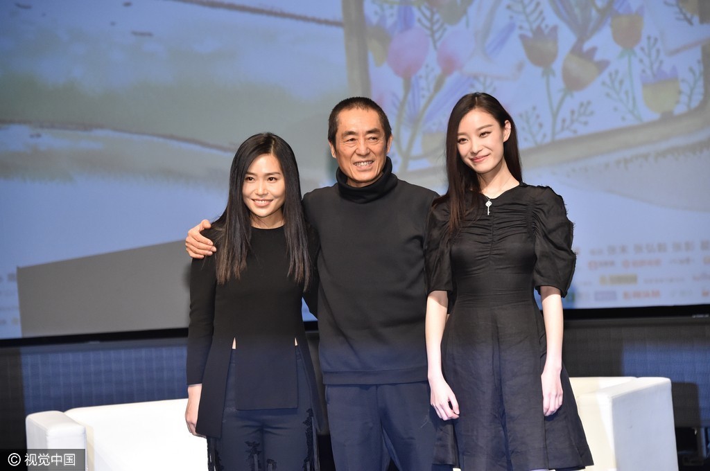 张艺谋抱着昔日的谋女郎倪妮和女儿,满脸笑容.
