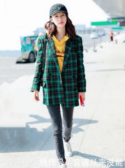 李沁原谅色西装配打底裤,166的身高硬是凹成