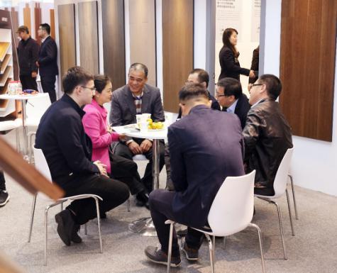 上海地面材料展:大艺树地板强势吸引经销商目光(图4) 上海地面材料展:大艺树地板强势吸引经销商目光(图4)