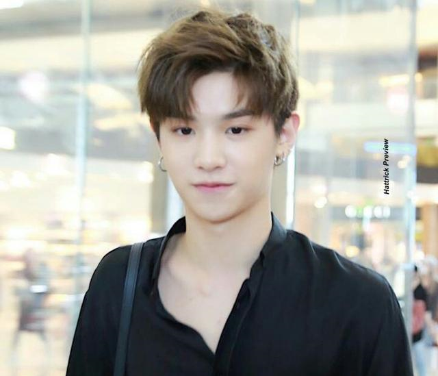 ecent回国,购物成果整整三车,粉丝拒绝朱正廷吴