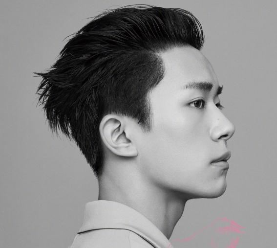 卧蚕还有苏音,喉结还有锁骨,易烊千玺全身上下