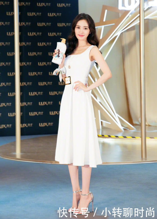 杨幂出席活动,穿白裙好身材又回来了,这鞋子娱