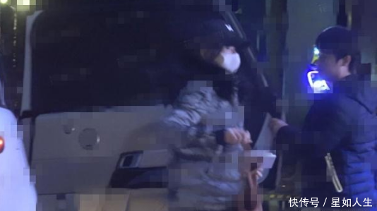 不理离婚传言?章泽天跟友人聚会K歌,又唱又跳