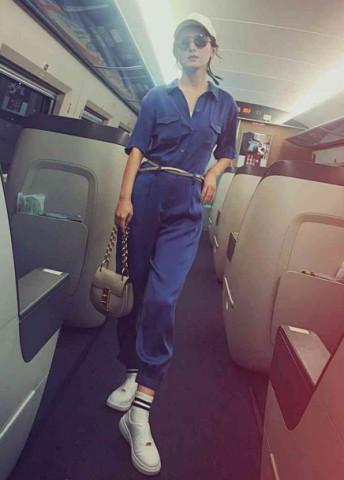 萌萌哒赵丽颖黑化,鸭舌帽墨镜如混混,网友:走斗