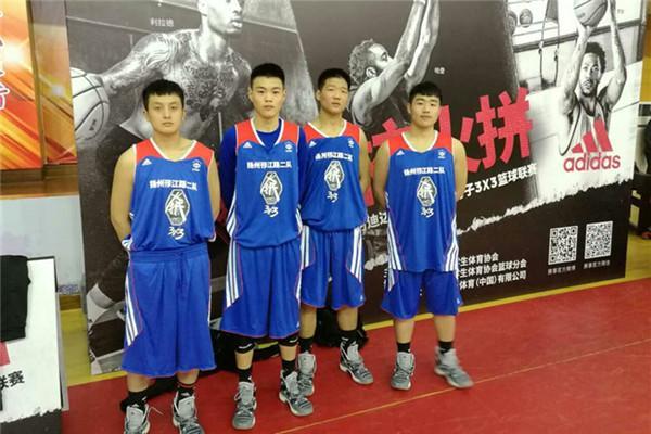 江苏省扬州市蒋王中学篮球队斩获亚军,该校的甄子晨获取此次扣篮大赛