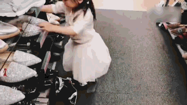 高云翔2岁女儿试穿高跟鞋太可爱，董璇忙创业不理老公，现身机场未戴婚戒！