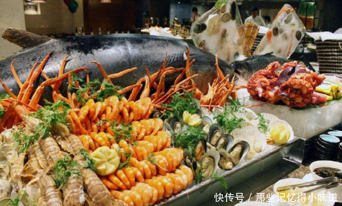 中国大妈远赴泰国吃海鲜自助餐,却被老板赶出